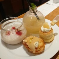 ザ・ループ ホテルアゴーラ大阪守口 - サバランと気づかず取ってしまいスポイドの洋酒は使わずにいただいたので食べれました。桃とミントの飲むゼリーはネクターみたいに濃厚でおいしかった