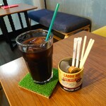 MIR liton Cafe - ガムシロップとコーヒーフレッシュは希望を聞いたうえで置いていってくれます。