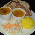 IndianRestaurant SONIA - ナンはプレーン、チーズ、ほうれん草、カボチャの４種から選べるということで「チーズ」を選択。カレーは「chiken」と「Vegetable」に決定。辛さは当然のことながら最辛の「MAXHOT」で。
            