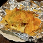 はな穂 - 銀鮭とポテトのチーズ焼。チーズの香りが良い。大き目のポテトフライもポイント。締めにちょうど良い。