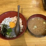 Yamagen Shouten - 豪華3色丼
                        一色はまぐり汁