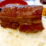 合楽園 - 東坡肉定食1100円。箸で切込みを入れてご飯に乗せるとこんな感じ。スプーンも用意されているので、ご飯にタレを掛けて食べたり、お肉と一緒に御飯を方ばるのもよし、とても美味しいです。