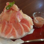 DAIBAN COFFEE cafe - 桃のかき氷1,580円✨鮮やかな赤系の桃♡ミルク氷にたっぷり乗って、桃のソースも果汁です♪練乳がなくてもとっても甘い!!