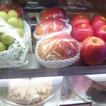 DAIBAN COFFEE cafe - ショーケースには旬のフルーツや手作りケーキがずらり。