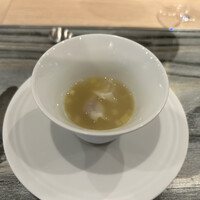 フクシマ - 鴨のガラスープ
                黄ニラを使ったパイタンスープ
                わんたんの皮入り