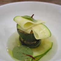 aru - イチローファームさんのズッキーニ：豊川のイチローファームさんのズッキーニを使用してツルムラサキの葉が添えられた お料理です。 テーブルに提供されてから、スタッフさんに冷たいコンソメのスープをポットから注いでいただき完成します。