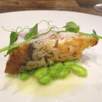 aru - 枝豆 甘鯛：本日のお魚料理は、甘鯛のエカイユ クルスティオンです。 身がふっくら柔らかで、皮と鱗の部分は松笠揚げの様に サックサク、カリッとした食感、とても美味しくいただきました。 乳化させたバターが香り良く、とてもいい仕事をしていますネ！ 甘鯛の下には枝豆が敷かれ、エンドウのスプラウトがトッピングされています。