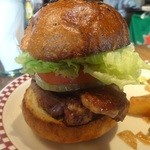 「リブアイステーキバーガー」（1580円）＋「+50 g増量」（300円）