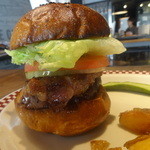 「リブアイステーキバーガー」（1580円）＋「+50 g増量」（300円）