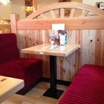 コメダ珈琲店　 - コメダ珈琲八田店店内は、懐かしい喫茶店のソファーです。テーブルは明るいトーン。キャパ数100くらい。