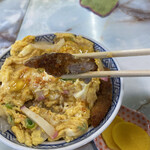 やまぐち食堂 - カツはどんぶりよりも大きいサイズで、かなり敷き詰められています