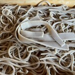 Soba Koshiki - 帯のような蕎麦が添えられているのが特徴