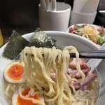 櫻井中華そば店 - 自家製の手もみ麺はモチプル食感