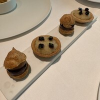 レグリエ - 1皿目:アミューズ
                    ・シュー仕立てのブータンノワール。
                    ・ピザラディエール