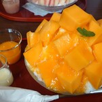 DAIBAN COFFEE cafe - マンゴーのかき氷4,500円✨5L近い大きなマンゴーを丸々1個使われた極上かき氷。このマンゴーは運ばれて来る時から鮮烈な香りを放ち、超〰完熟。最強の甘みでした。
