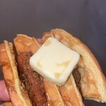 クラフトハウス トーキーズ - たっぷりメープルシロップのかかったワッフルチキン