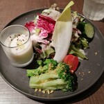 トレタテキッチン - たっぷりのサラダとじゃがいもの冷製スープ…美味しかったです♪