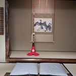瓢亭 - 広間の床の間　長刀鉾のオブジェが目を惹きました