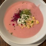 コ．トゥ．タモ．ペヴァ - スメタナたっぷり。ほかな玉子とパセリ、赤かぶかビートかな。