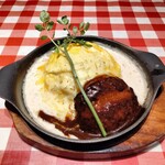 ラケル - とろ～り卵のホワイトソースハンバーグオムライス（？）