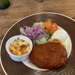 Shirakabe Kurabu - ハンバーグランチ。こちらにもチキンのグラタンが付いています。