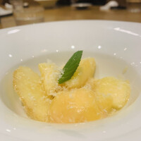 La Stalla - ① 桃の自家栽培レモン果汁マリネ、自家製パルメジャーノレッジャーノ掛け