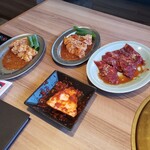 本格焼肉・韓国家庭料理 食辛房 - 右から上ハラミ、上ミノ、上ホルモン
