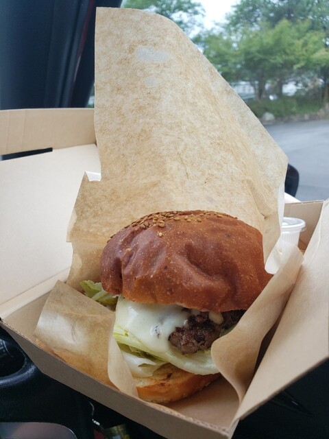 とらさんハンバーガー③ ととらべべハンバーガー 八重岳の緋寒桜で燻