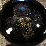 炭火割烹 稲米舎 - 日本酒を注ぐと花火の絵が浮かび上がるぐい呑み