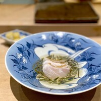鮨料理 一高 - アラ。 アラとかクエなど、とびきりの旨味と脂をもったハタ科の魚はどれも高級魚ですが、総じて身質が硬くて、大ぶりに切ると僕には飲み込めません。 ここの大将、僕のヘタレなとこを知っててくれて、こうして薄切りに。 ジュンサイと合わせて煎り酒にて。