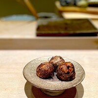 鮨料理 一高 - サトイモ。 ３本の指でつまむと皮がつるんとめくれて身が飛び出します。 土の香りと新モノの若々しい味覚。