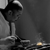 鮨料理 一高 - 大将 - 一 - ほら、高層みたいでしょ？ 小さなこの一片を、平日の昼間っから飲んでる僕だけのために、時間を惜しむことなく、丁寧に丁寧に焼いてくれます。