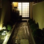 とんかつ山本 - 暖簾をくぐり、細い路地の奥がお店の入口～♪(^o^)丿