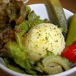 オイモカフェ - さつまいもサラダとピクルス