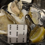 かき小屋○座 横浜西口店 - 生がき盛り合わせ。産地の異なる牡蠣は、それぞれに特徴があり・・・生はミルキーですね☆