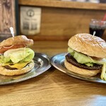 ハニービー - 左：チーズバーガー
            右：レギュラーネイビーバーガーコンボ