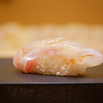 兄弟寿し - ◇アラ（柏崎）
      ムチムチとした身を噛み締めて降りてくる甘み。さらにシャリと混ざるほどに旨味が膨らみ、日本海の魚の旨さをいきなり伝える！
      シャリは解けと主張がよく、ほのかなえんみで抜群の一体感を放つ。