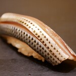 兄弟寿し - しっとりと旨味を伝える身。ミシミシと踏み込むごとに旨味がギュッと滲んでいき、シャリの酸味との相乗をどこまでも楽しめる抜群の旨さ！ 最後に相応しく新潟前の味をしっかり堪能できました！