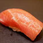 兄弟寿し - しなやかなタッチで口に馴染んでいくと、瞬時に甘みと旨味をパーンと炸裂！ 咀嚼いらずで蒸発するほどに口どけていき、余韻までもがハイトーンで伸び続ける！
      アイディア煌めく美味い一貫！