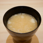 兄弟寿し - ◆あら汁
      優しい味噌の香りが立ち上がり、熱々の中にもしっかりと旨味の詰まった美味しさを主張。 一口ごとに旨さに満ちた味わい。