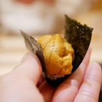 兄弟寿し - ◇紫雲丹（北海道）
      海苔には三河湾一色産を雲丹のためだけに用意。
      湿気らないように2カンずつ提供するほど、素晴らしい海苔を使用。この使い方は都内の某名店と全く同じ意図なんだそう。