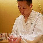 兄弟寿し - 大将 本間 龍史氏。
      2年前にも関わらず、前回頂いたものを把握して頂いて、お客を大切にされている姿勢が嬉しい瞬間。 素晴らしい空間でより磨きがかかっていくのが想像できます。