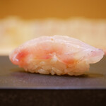 兄弟寿し - ◇アマダイ（新川漁港）
      ハリのある食感から伝わるほのかな昆布の旨味、シャリの酸味と混ざると身の旨さを面白く刺激。 内側に忍ばせた酢橘の皮が味をやさしく引き締めてくれます。