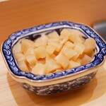 兄弟寿し - ◆ガリ
      ドリンク提供のタイミングから置かれる細切れのガリ。
      甘い口当たりながら後から柔らかな酸味を響かせるように残る箸休め。