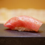 兄弟寿し - ◇中トロ 漬け（産地は驚きです）
      醤油にスルメイカのペーストを入れて漬け込んだもの。