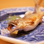 兄弟寿し - 香りを立てつつ、身の甘みとえぐみ、乗せたえんみ。すべてが豊かな自然に育まれた恩恵を感じさせる。 頭、肝、皮目、身、尾は味わいとえんみが増していく移ろいをも楽しめるシンプルながら深い作品。