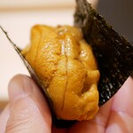 兄弟寿し - 少しえんみよりに味を導く雲丹、クリアなミネラルで口に対して違和感なく馴染ませ、海苔の香りが心地よく膨らみ、寄り添う。 その口どけは至極！
