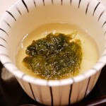 兄弟寿し - 主張しすぎず玉子の甘みに響くあおさの香り、そこに梅の酸味がバランス良く響かせる。 餡のとろみがやさしくそれらを繋ぎ留める綺麗な茶碗蒸し。