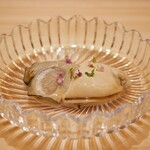 兄弟寿し - ◆岩牡蠣（村上）
      味付けはレモンと紫蘇の花を散らして。