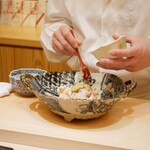 兄弟寿し - 毛蟹とシャリにミソを投入